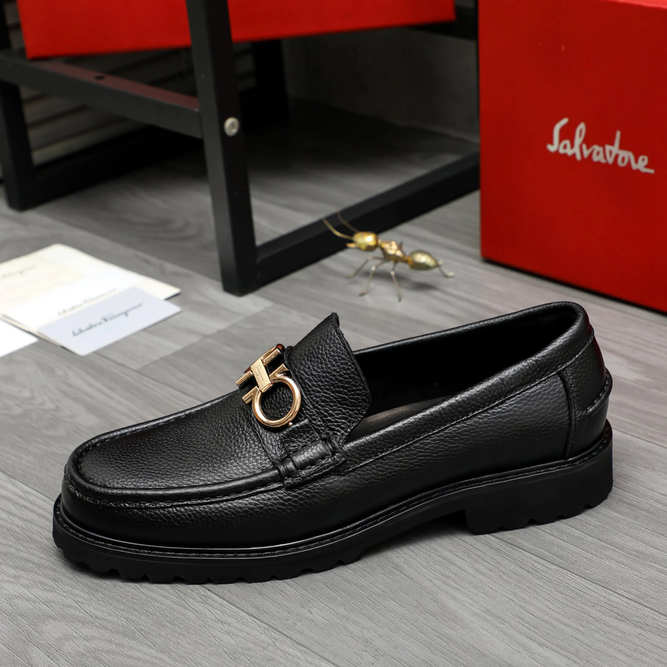 Men's shoes 💰442 Product trademark: Ferragamo "Ferragamo" business formal leather shoes Regular size: 38-46 (45.46 is custom-made and non-returnable) Product materials: Selected small pebbled cowhide upper, cowhide lining, non-slip rubber outsole
